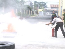 Tập huấn chủ nhà trọ ôm bình chữa cháy dập lửa