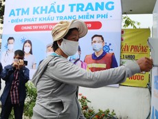 Cận cảnh 'ATM khẩu trang' đầu tiên ở Sài Gòn