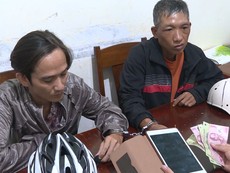 Bắt 2 đối tượng cướp Ipad của bé 7 tuổi trong tiệm tạp hóa