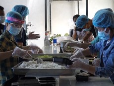 Bếp cơm ‘5 sao’ phục vụ y, bác sĩ tuyến đầu chống dịch