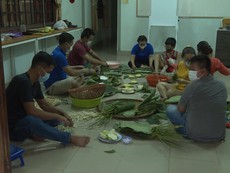Thầy giáo gói hàng trăm chiếc bánh chưng gửi vào khu cách ly