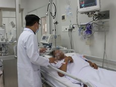 Người tay không bắt rắn hổ chúa được truyền 15 lọ huyết thanh