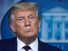 Ông Trump bảo phóng viên gỡ khẩu trang tại họp báo