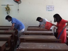 Đà Nẵng: Thầy cô dọn dẹp trường học đón học sinh trở lại lớp