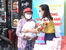 Đổ xô đi đổi rác thải nhựa lấy gạo