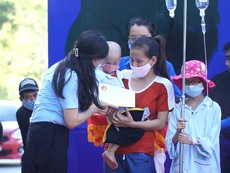 Đà Nẵng: Chăm lo trung thu cho các bệnh nhi ung thư