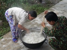 Phụ nữ nấu cơm phục vụ bộ đội tìm người mất tích