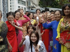 Khi chị em xóm ve chai làm đẹp