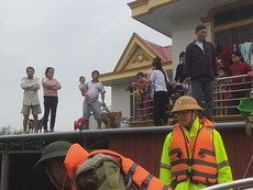 Cano vượt lũ chuyển hàng cứu trợ cho người dân