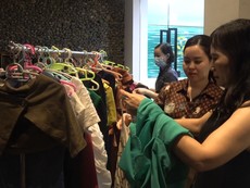Nhã Phương và các nghệ sĩ bán quần áo ủng hộ miền Trung