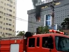 Cháy khách sạn, nhân viên và khách cùng tháo chạy tán loạn