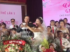 Video: Tổ chức đám cưới tập thể cho 46 cặp đôi khuyết tật