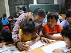 Lớp học 'ngoại Thủy' của trẻ em nghèo