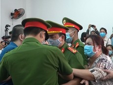 Video: Mẹ tài xế Mercedes khóc ngất vì con trai lãnh án
