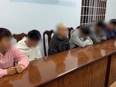 Video: Nhóm học sinh mang theo hung khí chuẩn bị hỗn chiến