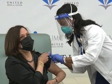 Phó Tổng thống Mỹ Kamala Harris được tiêm vaccine như thế nào?