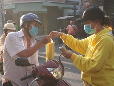 Video: Đổ xô mua heo quay, cá lóc nướng cúng Thần Tài