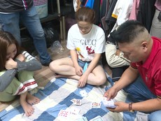 Video: Bắt quả tang nhóm đánh bạc có nhiều ‘bóng hồng’