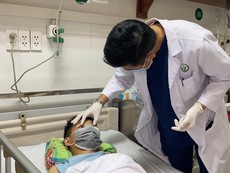 Video: Cứu sống thanh niên bị thanh sắt cắm xuyên mặt