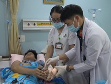 Video: Phẫu thuật thành công cho 2 người gần đứt lìa bàn tay