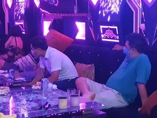 Video: Nhà hàng vẫn đón khách, cho hát karaoke dù có lệnh dừng