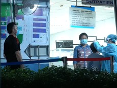 Video: Phong tỏa tòa nhà, bệnh viện do ca nghi nhiễm COVID-19