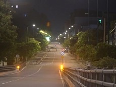 Video: Đường phố Sài Gòn đêm đầu tiên hạn chế người dân ra đường sau 18 giờ