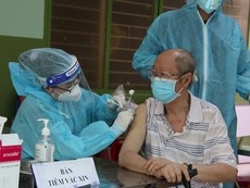 Video: Người cao tuổi ở TPHCM đồng tình tiêm vaccine thay thế Moderna