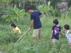 Video: Đôi vợ chồng bán đất, dành 2 tỷ mua thiết bị y tế ủng hộ chống dịch