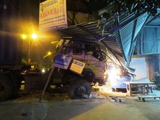 Cả gia đình bỏ chạy khi xe container lao vào nhà trong đêm