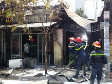 Hỏa hoạn thiêu rụi 3 cửa hàng ở quận 7