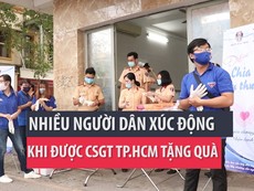 CSGT tặng quà, cụ bà khóc: Có gạo nấu cơm, có mì làm canh rồi