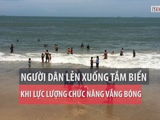Người dân lẻn xuống tắm biển khi vắng lực lượng chức năng