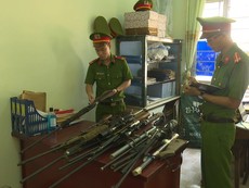 Đi từng ngõ, gõ từng nhà vận động dân giao nộp vũ khí