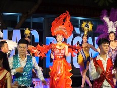 Nhiều vũ công nhảy múa sôi động tại vũ hội đường phố