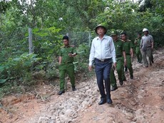 Lãnh đạo công an thị sát nơi phạm nhân trốn trại ẩn náu