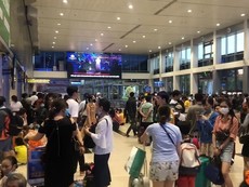 Sau sự cố máy bay trượt đường băng, Tân Sơn Nhất ùn ứ khách