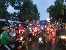 Khu bến xe Miền Đông tê liệt vì mưa lớn