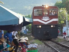 Đà Nẵng: Họp chợ cạnh đường sắt