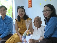 Thăm, tặng 56 phần quà cho người có công với cách mạng