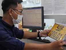 Ngày đầu đổi biển số vàng tại TP.HCM, thủ tục còn vướng mắc