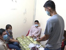 Bắt nhóm đối tượng chuyên tổ chức đánh bạc tại nhà riêng