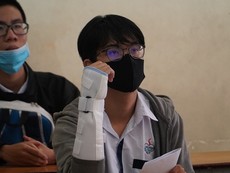 Bị chấn thương ở tay phải nhưng vẫn quyết tâm đi thi THPT