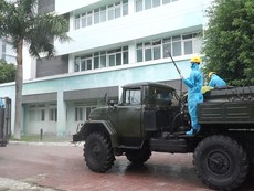 Quân đội phun hóa chất khử khuẩn tại Bệnh viện C17 Đà Nẵng