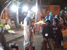 Ngư dân, thương lái xếp hàng xuyên đêm chờ lấy mẫu xét nghiệm
