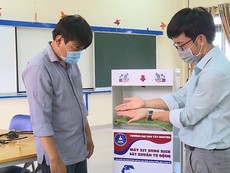 Đại học Tây Nguyên chế tạo máy rửa tay sát khuẩn tự động
