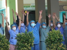 Bác sĩ, điều dưỡng reo hò khi bệnh viện Đà Nẵng dỡ phong tỏa