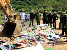 Nghệ An: Tiêu hủy 100 dao kiếm, súng tự chế các loại