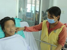 Vợ người bị rắn hổ mang cắn tặng 80 triệu hỗ trợ người khác