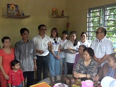 Vợ chồng Thúy Diễm tặng nhà tình thương cho người nghèo